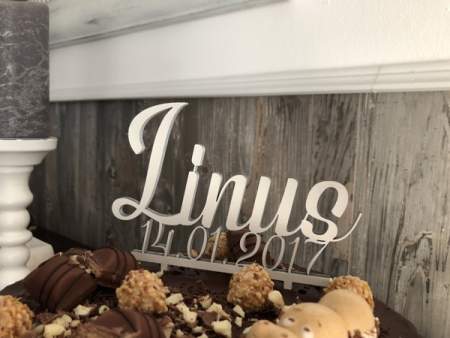 Cake Topper 2-zeilig mit Name und Datum + Motiv Cake Topper 2-zeilig mit Name und Datum + Motiv