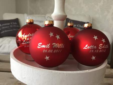 4 Christbaumkugeln / Weihnachtskugeln hellrot graviert versch. Größen 4 Christbaumkugeln / Weihnachtskugeln hellrot graviert versch. Größen